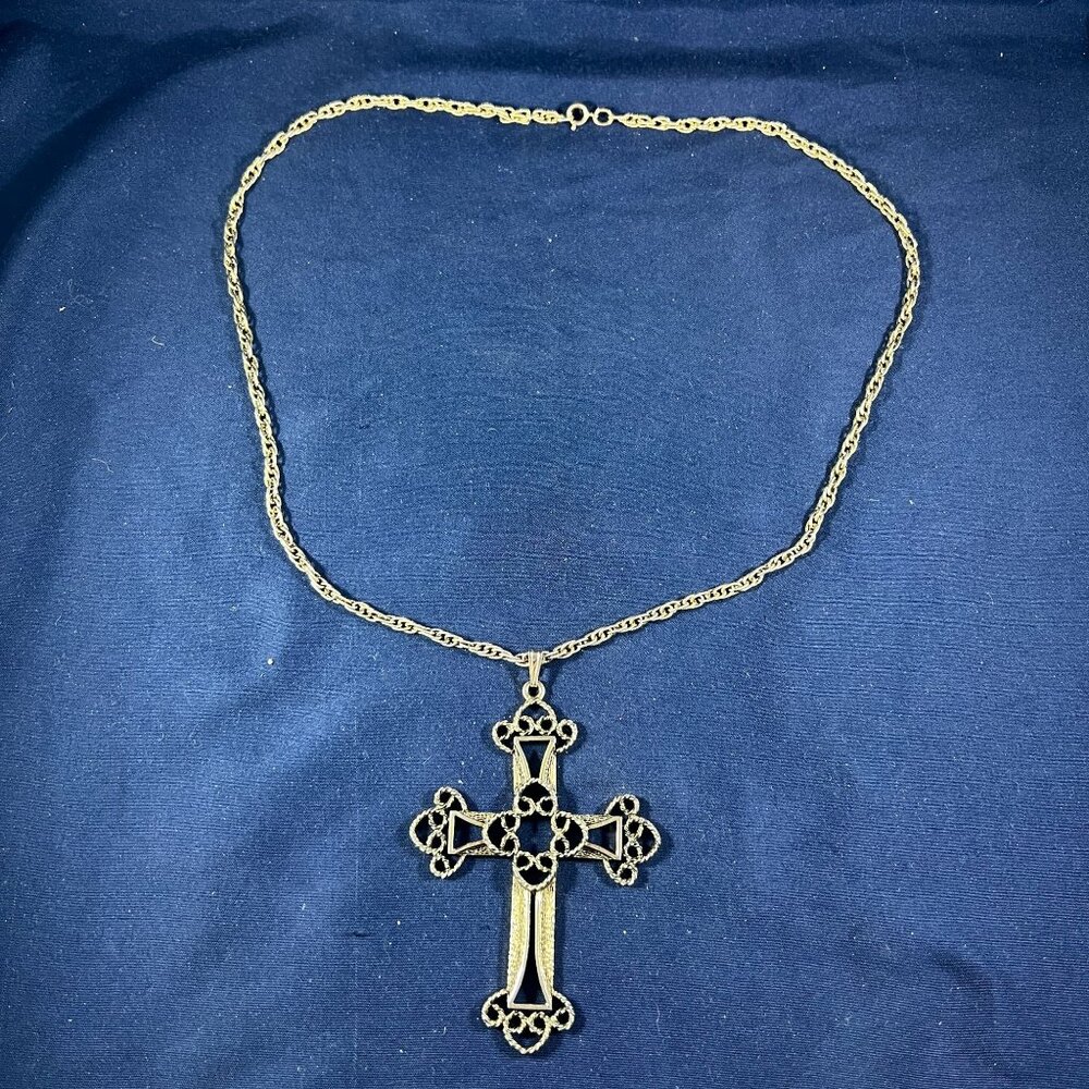 1973 Limited Edition Sarah Coventry Silver-Tone Cross Necklace 4X3 Pendant